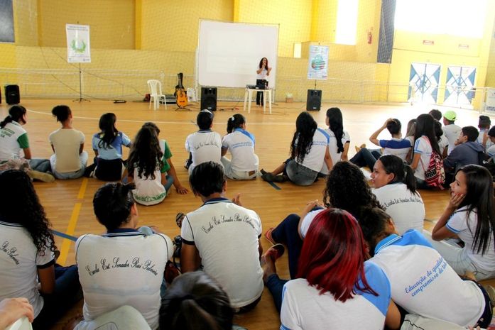 Estudantes participam de arborização e palestra sobre o uso consciente da água