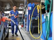 Vendas no comércio recuam 1,5% em abril, impactadas por combustíveis

