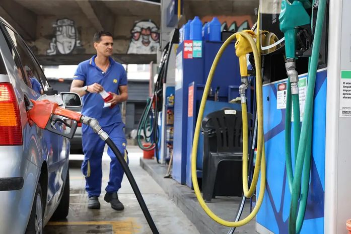 Vendas no comércio recuam 1,5% em abril, impactadas por combustíveis