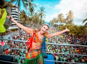 Bloco Caveira retorna ao pré-carnaval e arrasta mais de 15 mil foliões na orla da Praia da Pajuçara