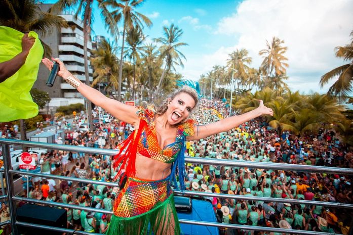 Bloco Caveira retorna ao pré-carnaval e arrasta mais de 15 mil foliões na orla da Praia da Pajuçara