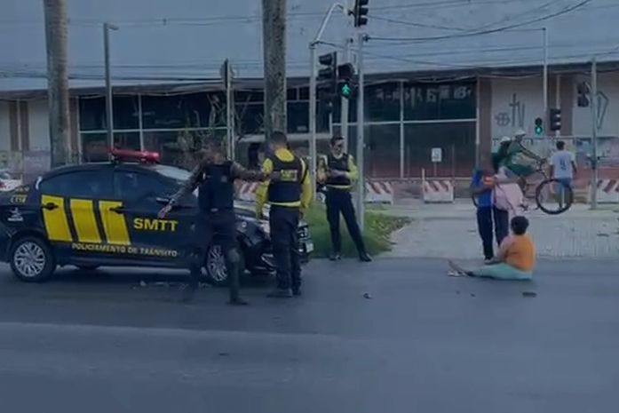 Mulher é atropelada por motociclista ao atravessar Av. Durval de Góes Monteiro