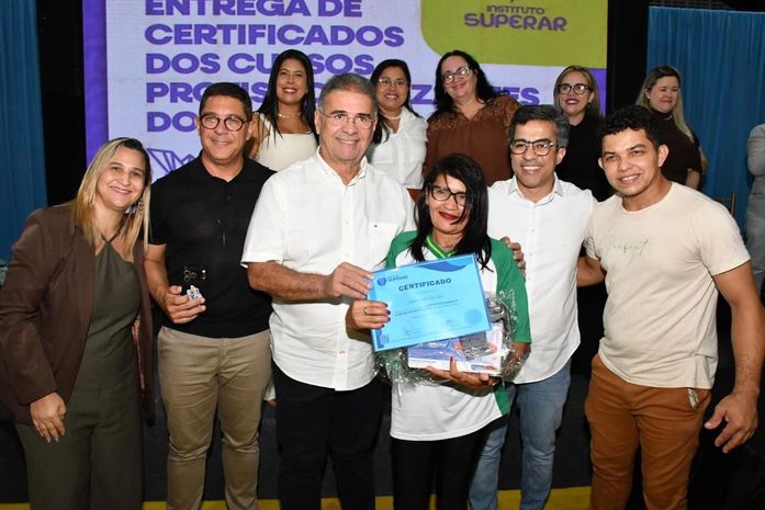 Secretaria de Educação de São Miguel dos Campos entregou mais de 360 certificados e kits profissionalizantes a alunos da EJA