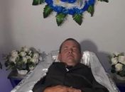 Candidato simula o próprio velório em campanha para vereador