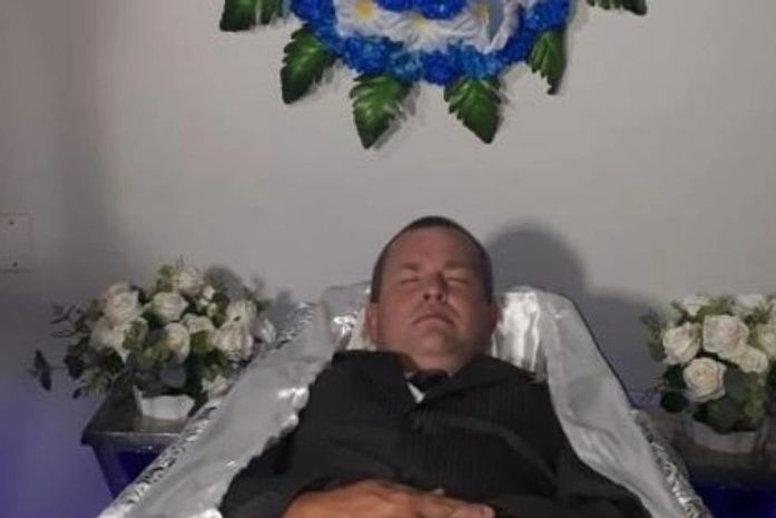 Candidato simula o próprio velório em campanha para vereador