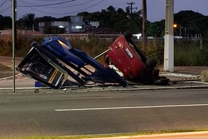 Carro capota e destrói ponto de ônibus, na Av. Durval de Góes Monteiro