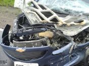 Com o impacto, veículo ficou destruído 