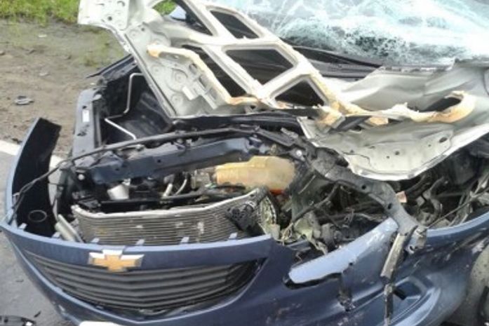 Com o impacto, veículo ficou destruído
