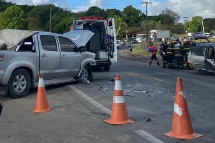 Colisão entre dois carros deixa vítima presa às ferragens em Santa Luzia do Norte