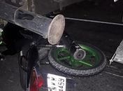 Moto colidiu com a traseira de um caminhão.