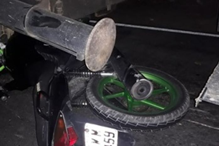 Moto colidiu com a traseira de um caminhão.