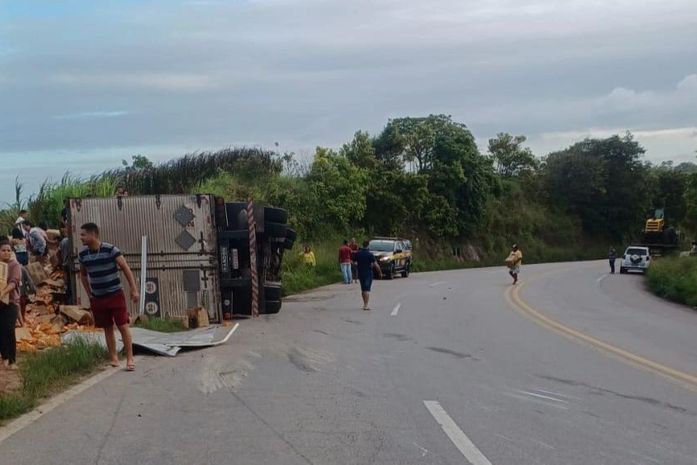 Carreta carregada com biscoitos tombou após colisão com moto em Junqueiro