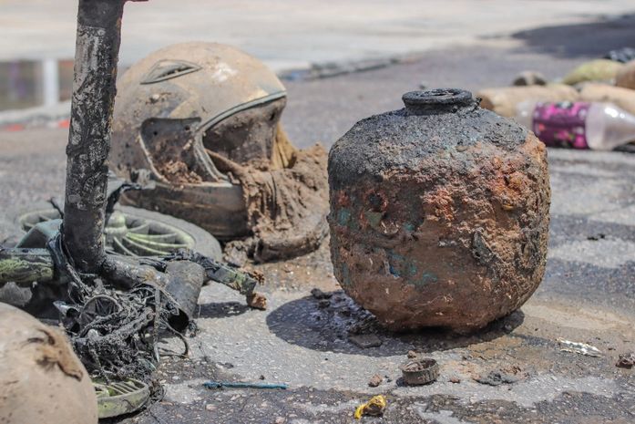 Prefeitura retira garrafas pets, botijão, capacete e outros objetos de galeria na Avenida Dona Constança