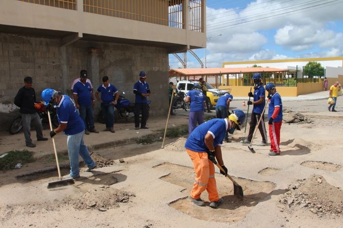 Com recursos próprios, Prefeitura de Delmiro Gouveia inicia operação tapa-buracos pelo bairro Eldorado