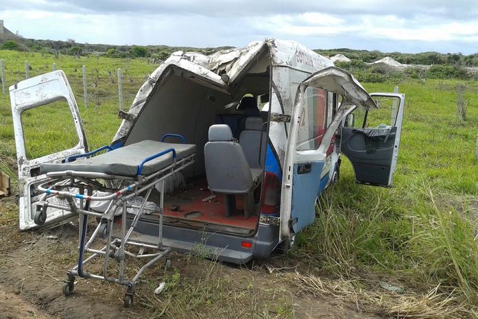 Ambulância Cidadã capota e deixa três feridos na AL 101 Sul