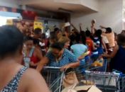 Consumidores se aglomeram no Hiper Bompreço