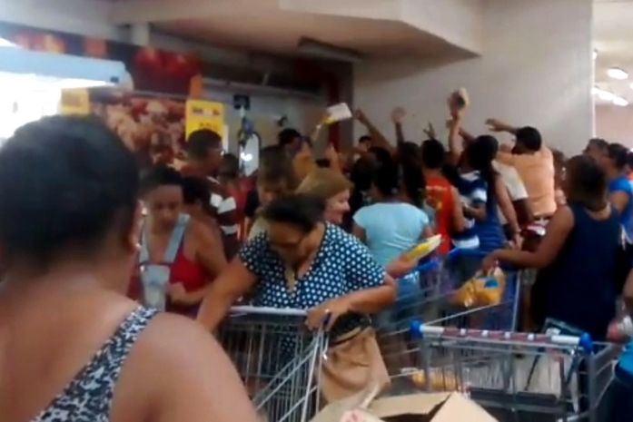 Consumidores se aglomeram no Hiper Bompreço