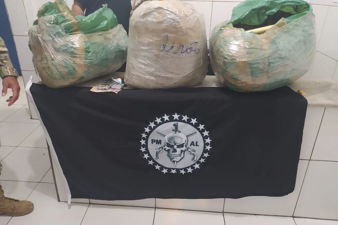 Após denúncia, Bope flagra jovem transportando 31kg de maconha na Praia do Francês