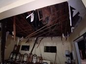 Árvore derruba parte do teto de uma igreja evangélica em Palmeira dos Índios