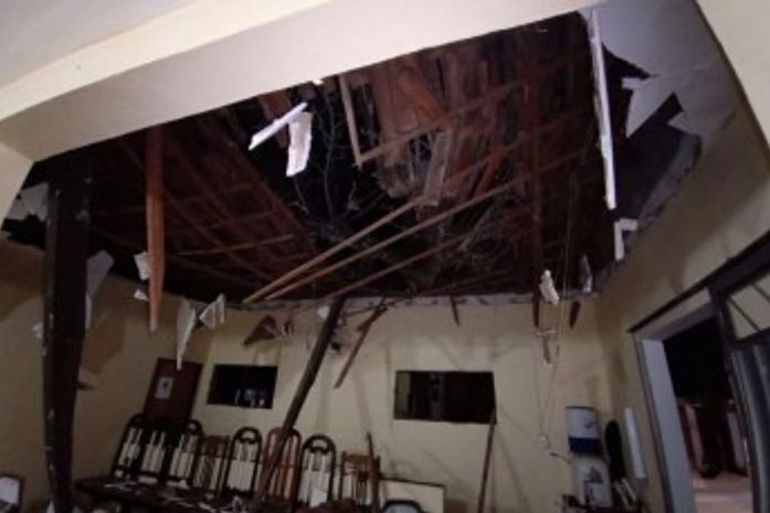 Árvore derruba parte do teto de uma igreja evangélica em Palmeira dos Índios