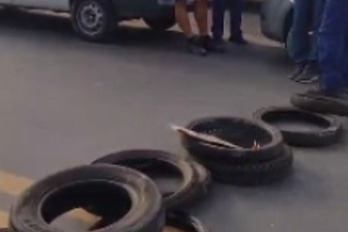 Trabalhadores do Correios bloqueiam via do Distrito Industrial em protesto por salários atrasados