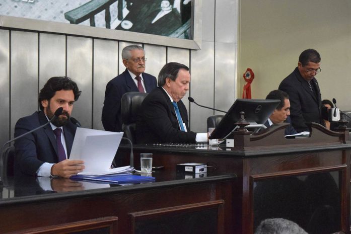 Votação foi conduzida por Luiz Dantas