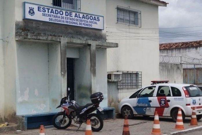 Polícia prende homem acusado de espancar mulher em Penedo