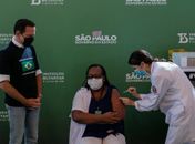 Enfermeira foi a primeira pessoa a ser vacinada contra a Covid-19 no Brasil, após aprovação