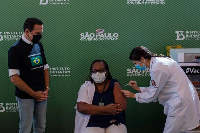 Enfermeira foi a primeira pessoa a ser vacinada contra a Covid-19 no Brasil, após aprovação