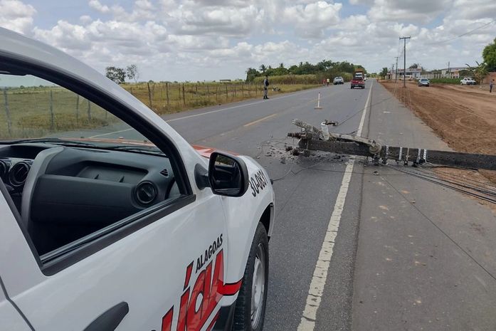 Patrol derruba poste em Arapiraca