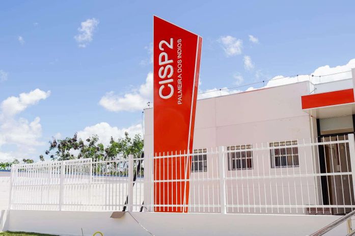 Mulher é levada para delegacia após deixar filhos de 3 e 4 anos chorando sozinhos em casa para ir a bar