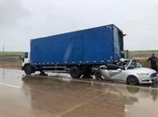 Colisão entre carro de passeio e caminhão deixa três mortos e dois feridos na BR-101