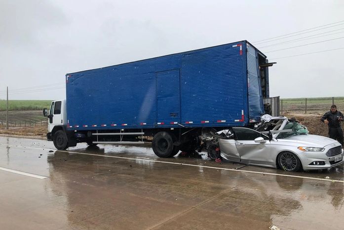 Colisão entre carro de passeio e caminhão deixa três mortos e dois feridos na BR-101