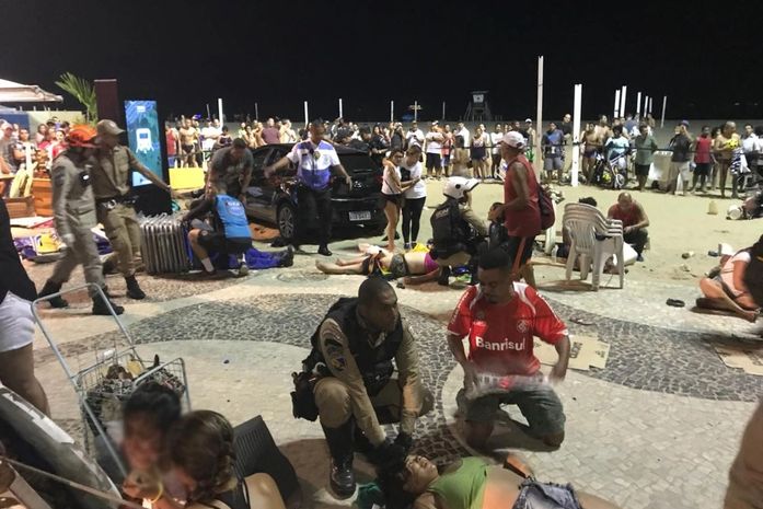 Carro invade calçadão e atropela pedestres em Copacabana