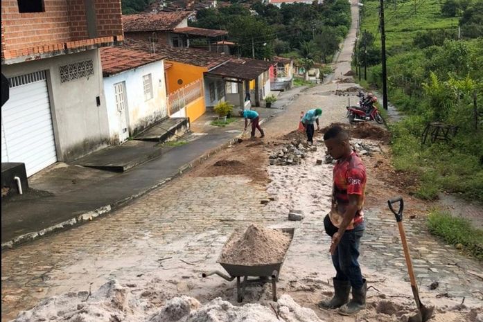 Secretaria de Serviços Públicos recupera ruas de Penedo