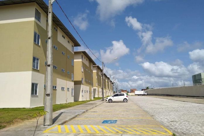 Moradora tem água cortada em condomínio e denuncia dívida de R$ 670 mil