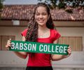 De Junqueiro para o mundo: egressa da rede estadual conquista bolsa integral na prestigiada Babson College, nos EUA