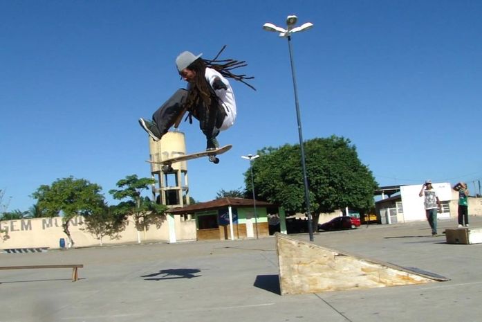 Skatistas realizam manobras sobre sepultura de Carlos Cacheta em homenagem