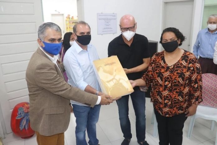 Governo do Estado entrega coleções do Jornal Correio da Pedra em Delmiro Gouveia