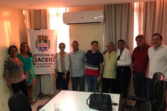 Prefeitura apresenta projeto de construção de praça para vereadora Fátima Santiago e moradores do Eustáquio Gomes