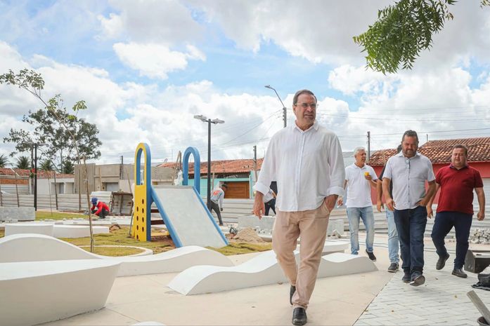 Prefeito Luciano visita obras de complexo esportivo e centro de convívio social
