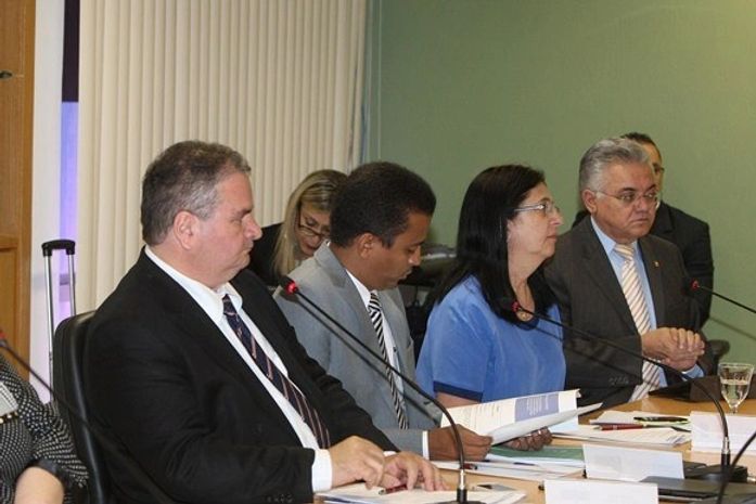 Secretária de Estado da Saúde, Rozangela Wyszomirska, em encontro com ministro da Saúde e secretários do Nordeste