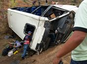 Capotamento de micro-ônibus deixa um morto e sete feridos na AL-413