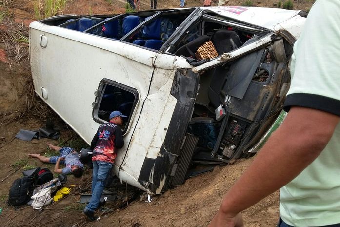 Capotamento de micro-ônibus deixa um morto e sete feridos na AL-413