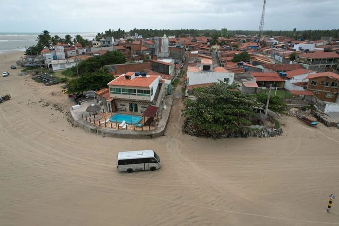 Veículos ainda ameaçam banhistas e ecossistema, aponta MPF após inspeção na Praia do Peba