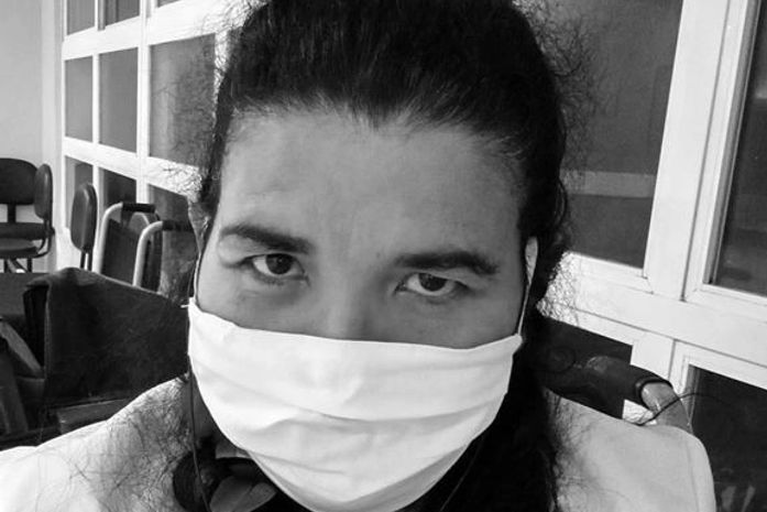 "Você não tem nada. Isso é uma gripezinha, comunista!'- falava o médico furioso à paciente,com falta de ar, dor no peito .