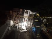 Carreta tomba após motorista perder controle de direção e passageiro fica ferido na BR-423