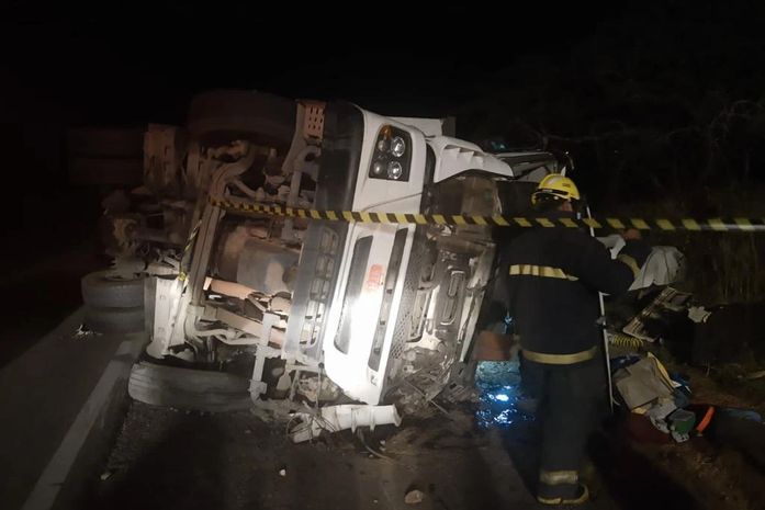 Carreta tomba após motorista perder controle de direção e passageiro fica ferido na BR-423