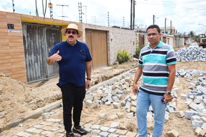 Prefeito de Rio Largo, Gilberto Gonçalves fiscaliza obras de drenagem e pavimentação do Conjunto Asa dos Ventos