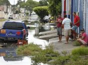 Fortes chuvas alagaram ruas em bairros da capital